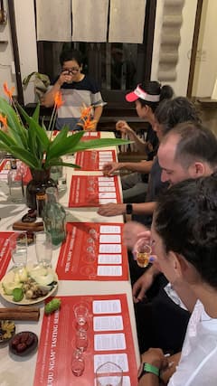 品尝传统浸泡烈酒和当地美食