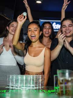 Conoce gente nueva mientras disfrutas de cócteles en un bar clandestino