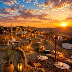 Cena mágica al atardecer en el desierto de Agafay
