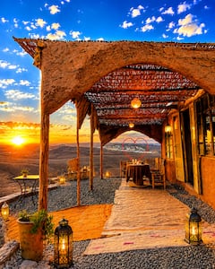 Cena mágica al atardecer en el desierto de Agafay