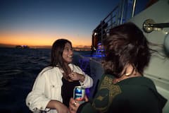Fuegos artificiales de Waikiki desde un barco de dos pisos
