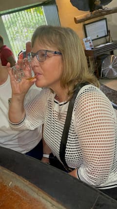 在牙买加的历史悠久的朗姆酒酿酒厂品尝朗姆酒
