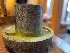Camina por las calles de matcha de Uji con gente local