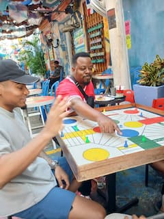 革策马尼氛围：鸡尾酒、游戏和文化