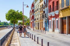Descubre Triana: Puente, Betis y alma sevillana
