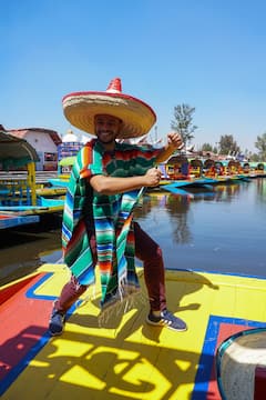Navega por los canales de Xochimilco