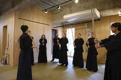 穿着全套武士盔甲挥舞武士刀