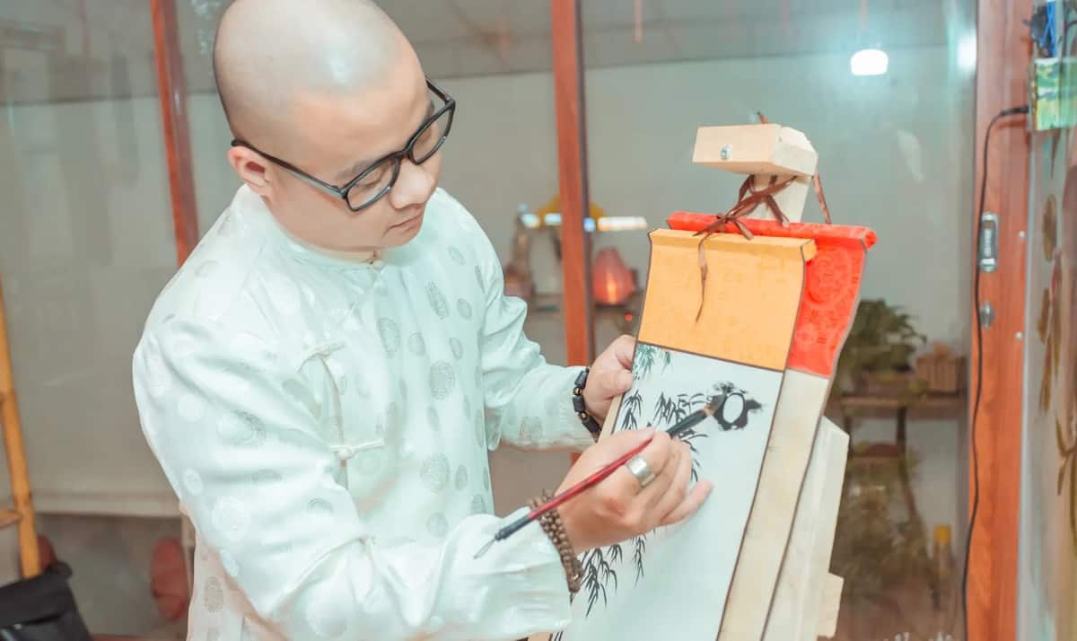 Paint Vietnamese art with a local artist