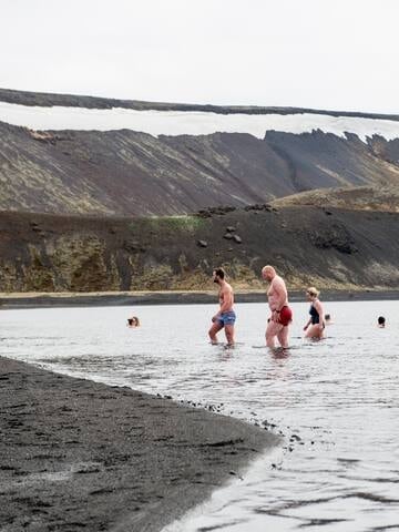 Купание в ледяной воде и сауна в Исландии