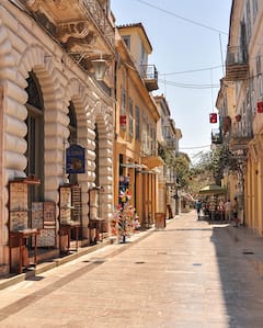 אפידאורוס ונאפפליו: דרכים עתיקות, תרבות מודרנית