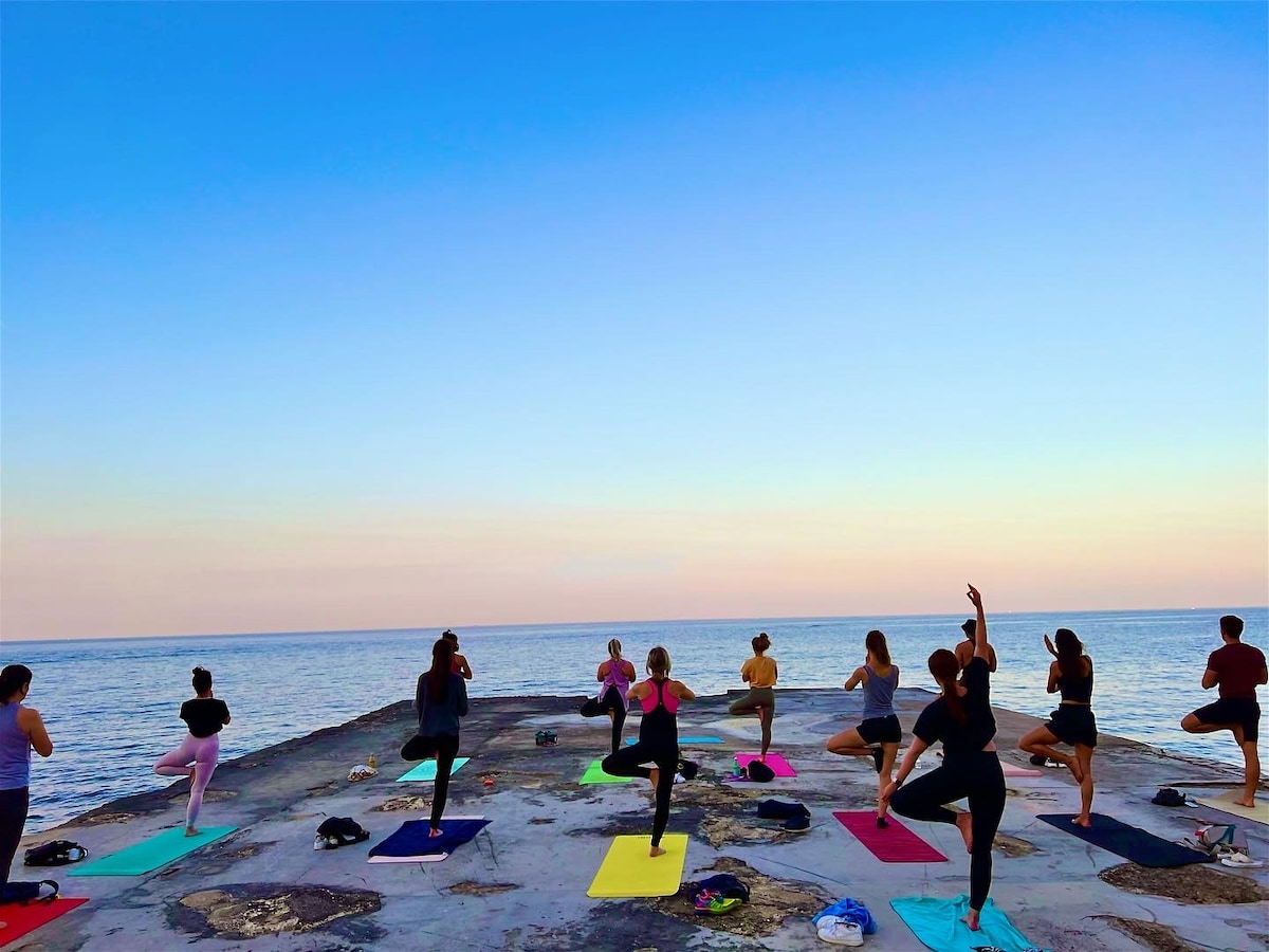 Ziqhelanise ne-yoga ngoLwandle lwaseMalta