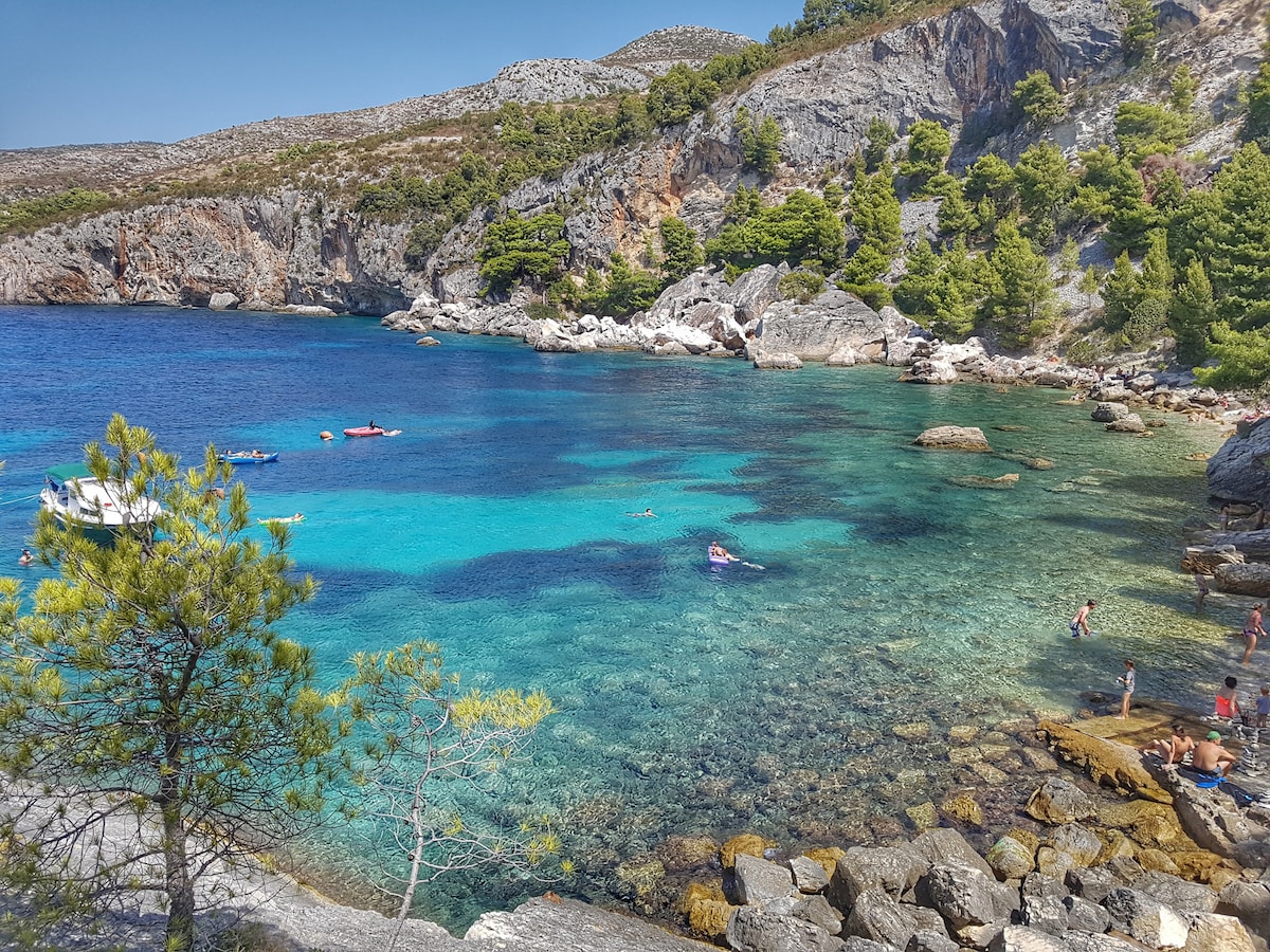 Качете се на моторна лодка до Синята пещера и архипелага Хвар