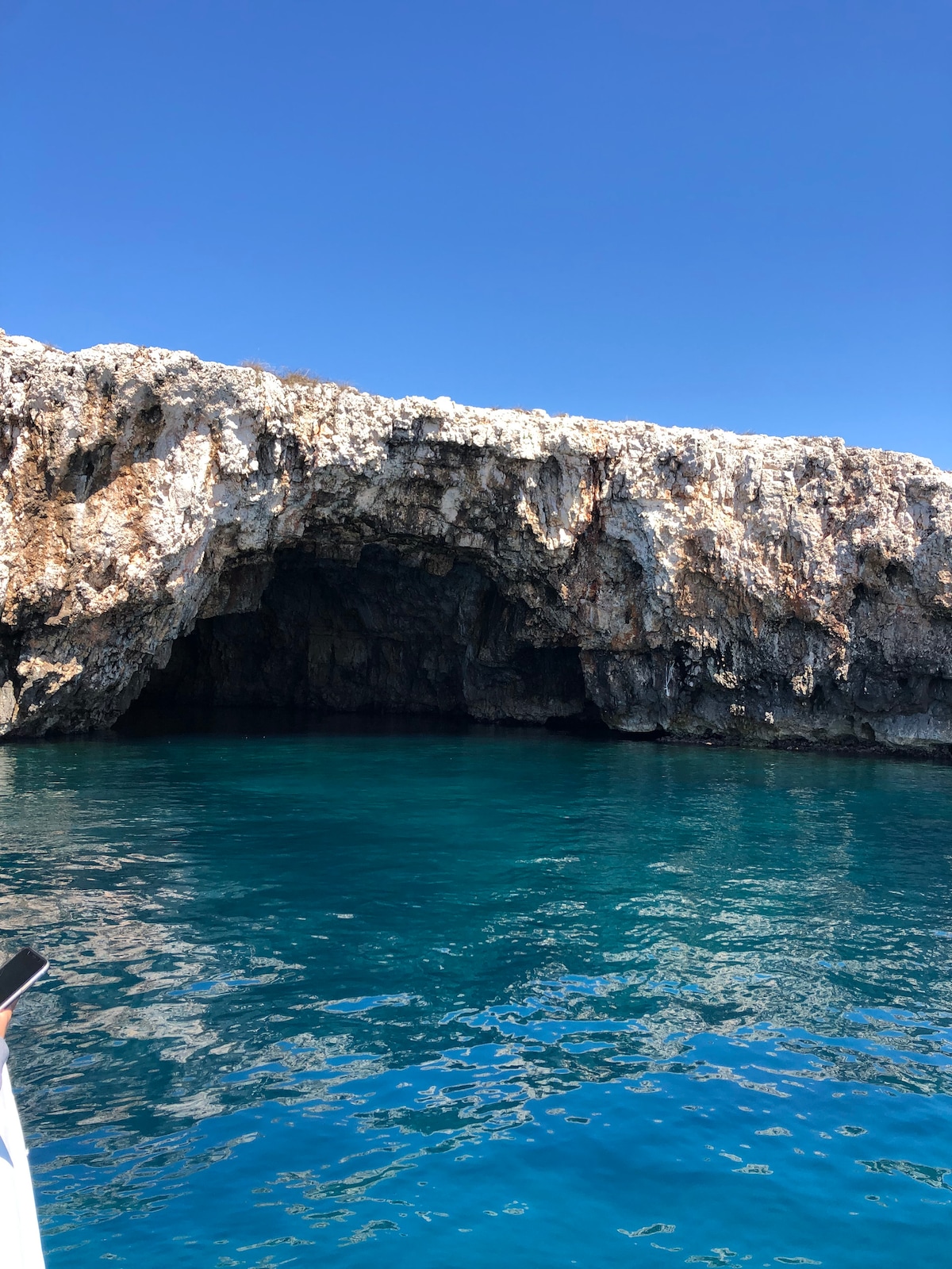 Качете се на моторна лодка до Синята пещера и архипелага Хвар