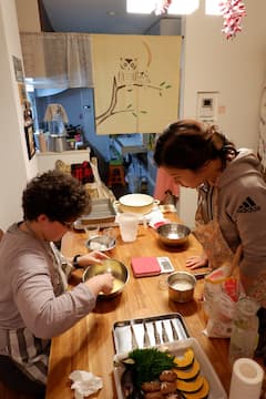 与日本当地家庭厨师一起烹饪天妇罗