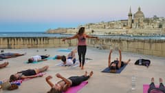 Practica yoga en un escenario de Juego de Tronos