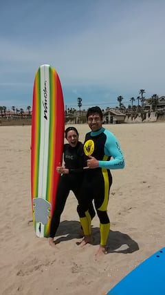 Lección premium de surf y deporte en la playa de tus sueños