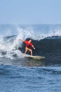 Lección premium de surf y deporte en la playa de tus sueños