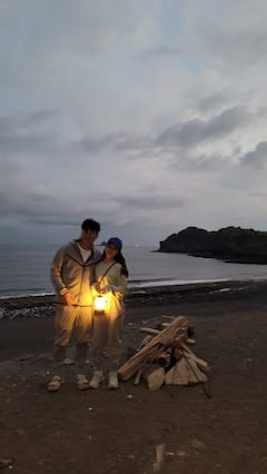 在济州夜空下欣赏星星，享受篝火露营