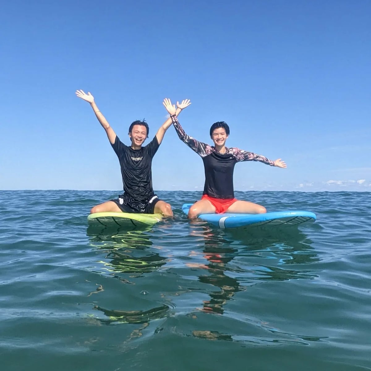 与Brooke一起冲浪