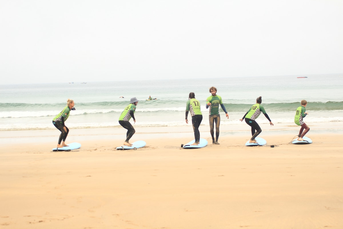 Surfez avec des habitants sur la plage ensoleillée d'Arrifana