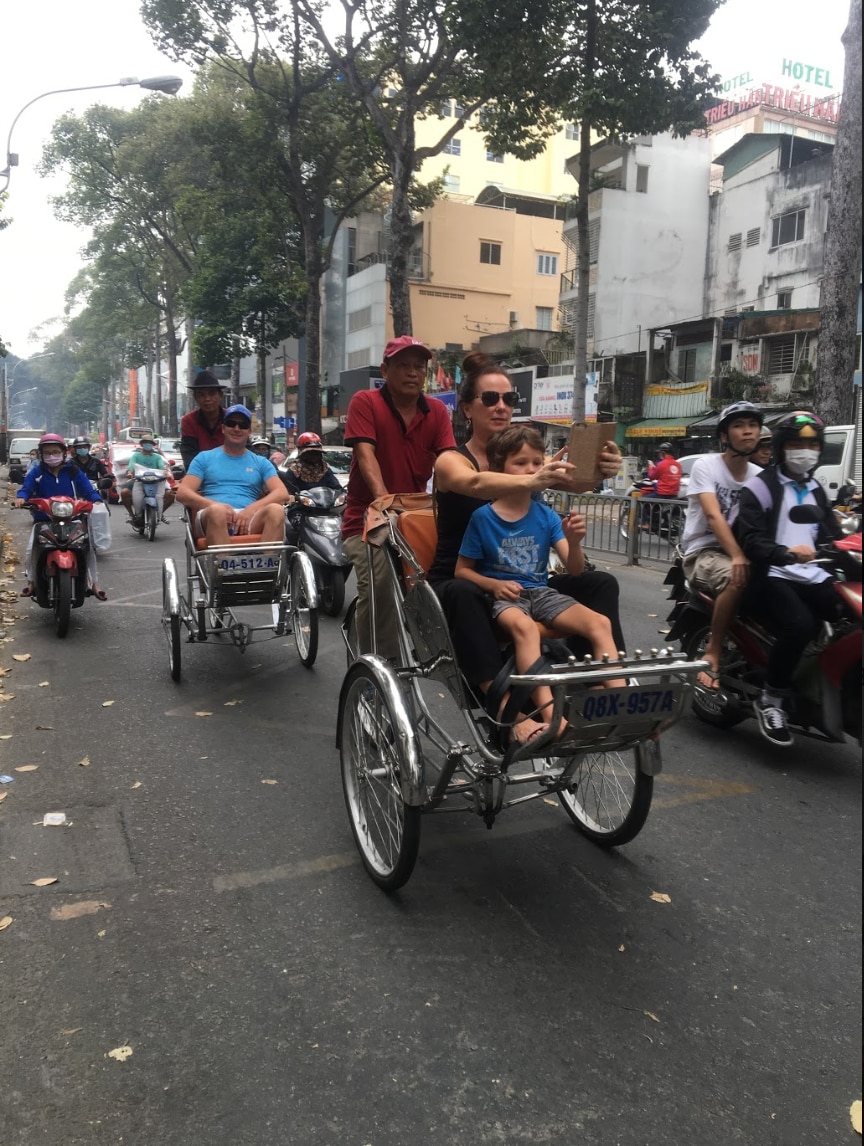 骑滑板车探访隐秘宝地和城市精华景点