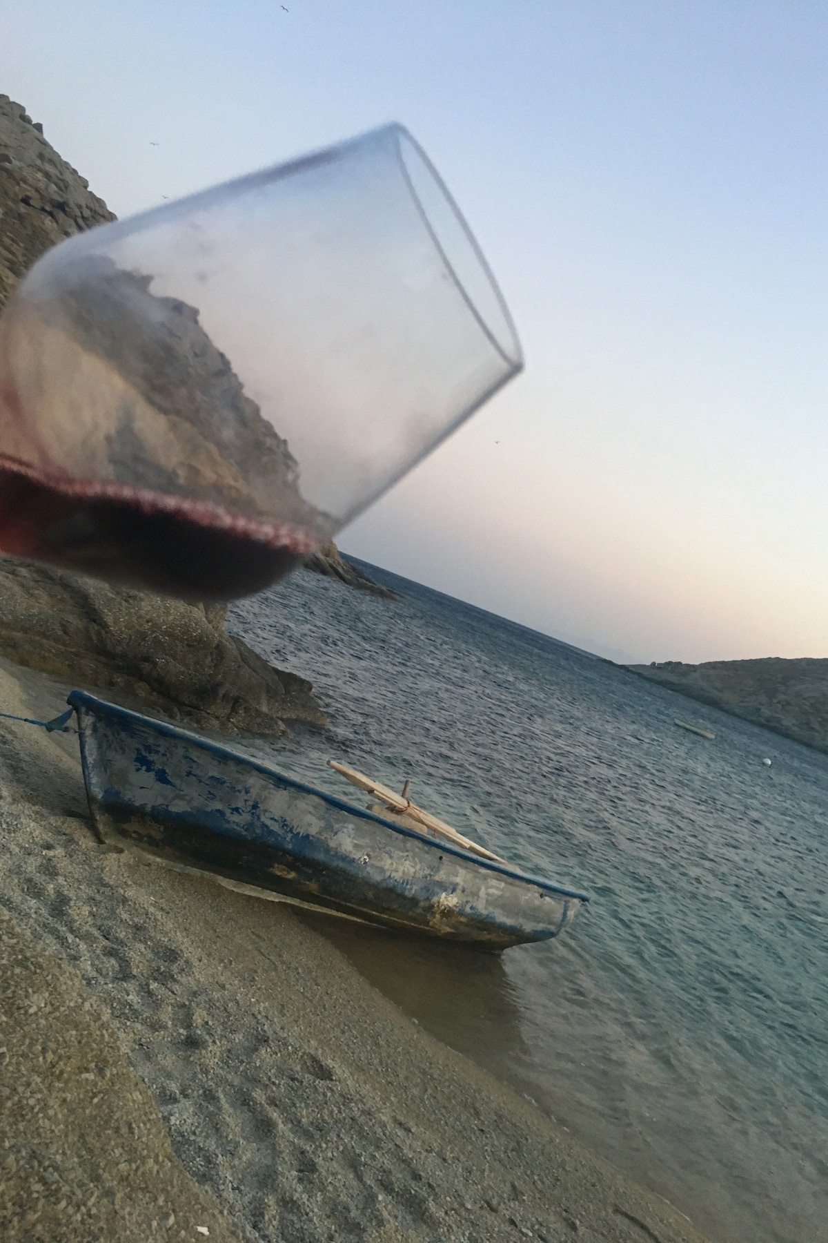 在海滩上品尝古希腊葡萄酒