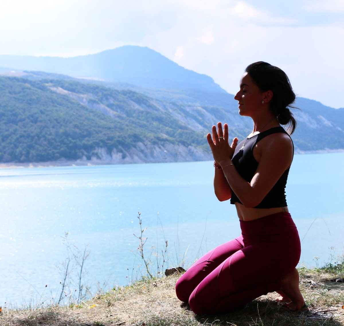 Yoga am Ufer des Serre Ponçon-Sees