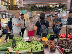 Clase de paella de mariscos, vino y visita a un mercado local