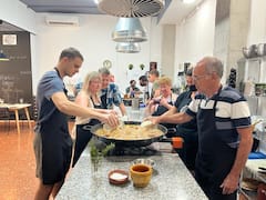 Clase de paella de mariscos, vino y visita a un mercado local