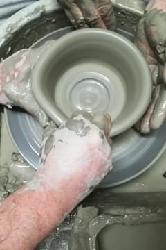 יצירת כלי חרס מסורתיים עם אמן קרמיקה