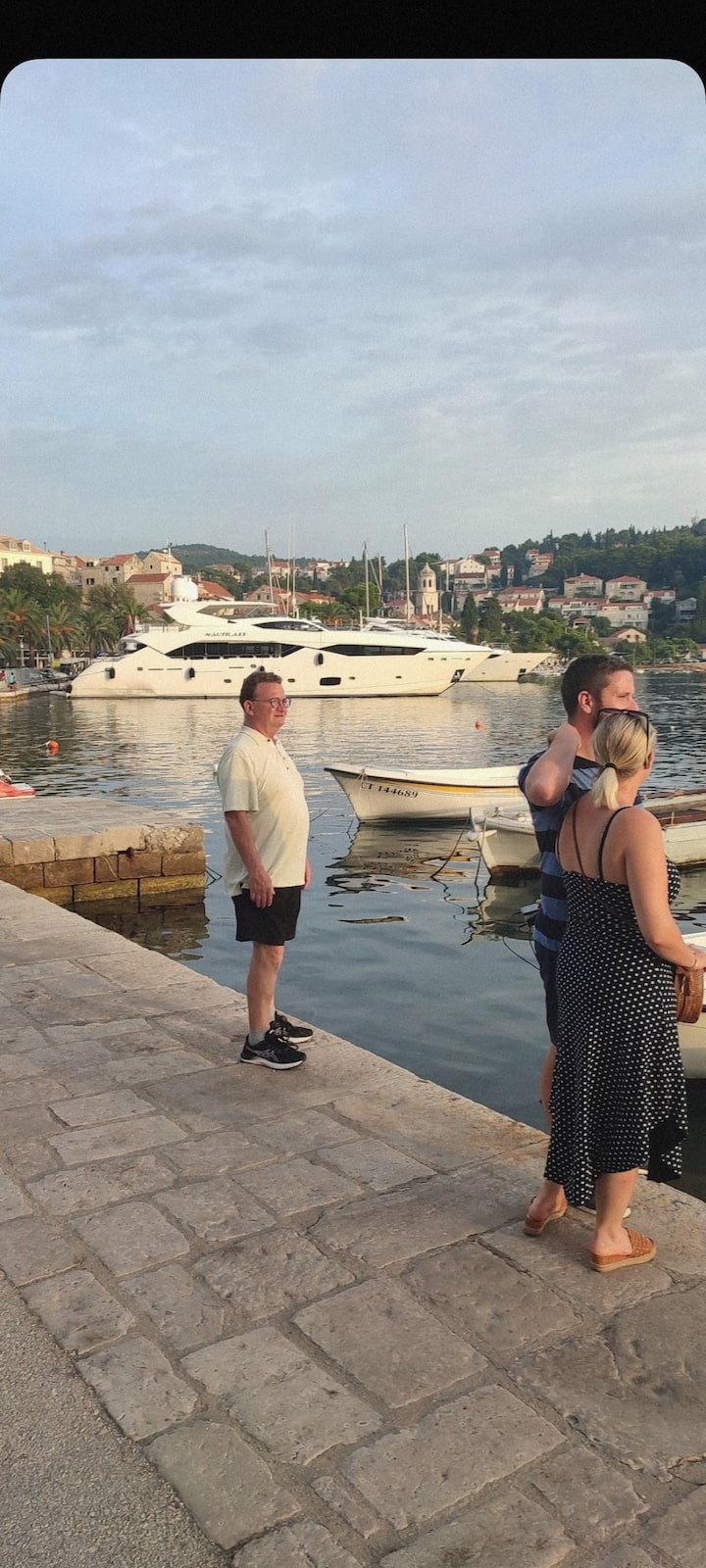 Kuonja chakula na mvinyo katika shamba la mizabibu linalomilikiwa na familia