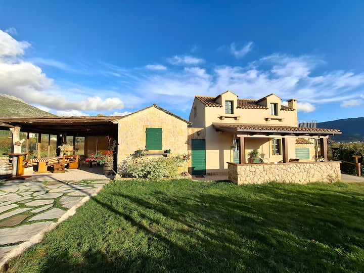 Kuonja chakula na mvinyo katika shamba la mizabibu linalomilikiwa na familia