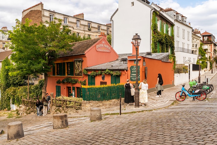 Montmartre: a journey through art and history · ☆4.98