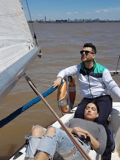 אמפנדס ושייט רגוע בסירת מפרש