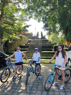 Pasea en bicicleta por los pueblos y los campos de arroz de Ubud