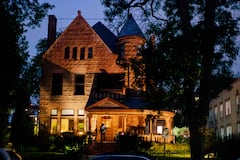 Denver al caer la noche: misterio, historia, leyendas y tradiciones