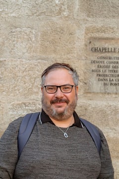 אביניון ההיסטורית בלילה