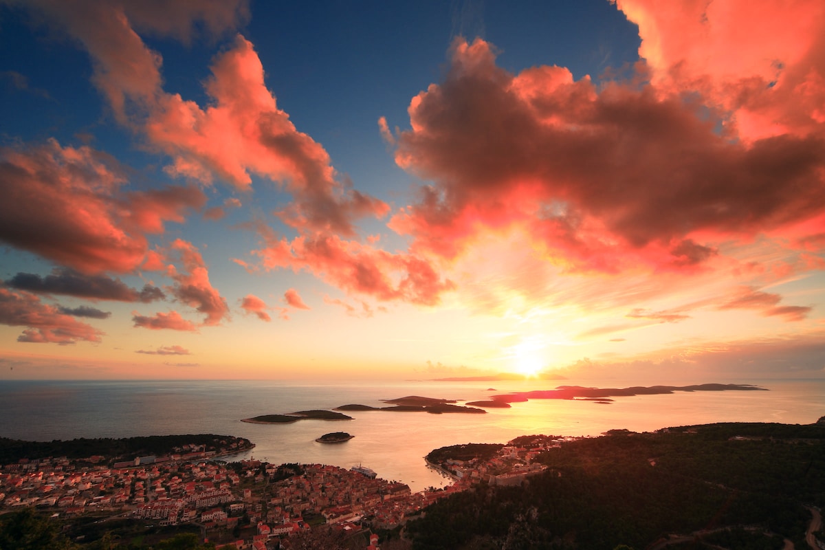 Découvrez les couchers de soleil de Hvar en bateau