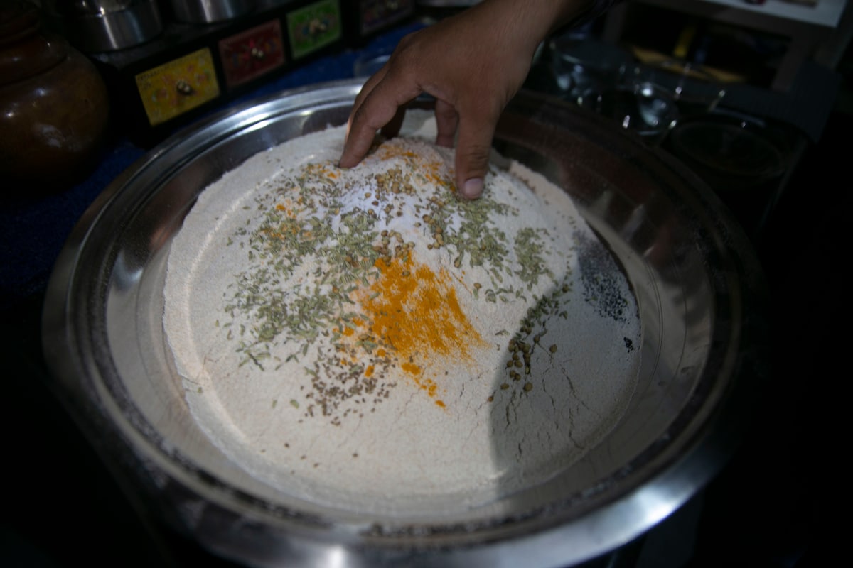 准备传统的斋浦尔菜肴