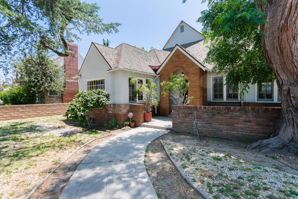 FRONT HOUSE