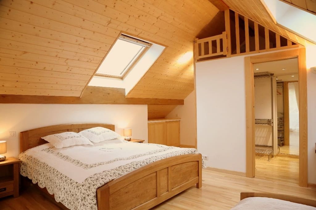 Chambre 2 (lit double + lit simple + dressing)