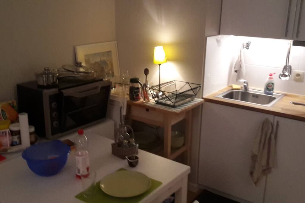 Coin cuisine complètement équipé (four, four à micro-ondes, frigo, évier et plaques)