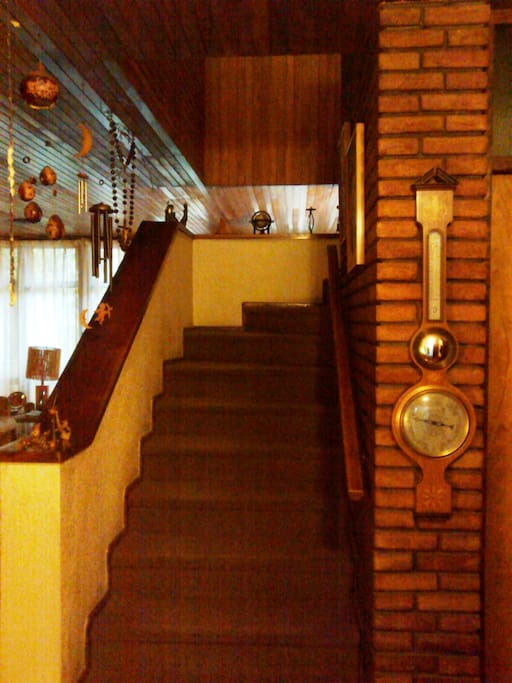 escalera a la habitación (staircase to the first floor room)