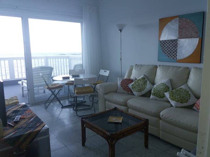 A Orilla De La Playa, Salinetas.  Gran Canaria. - Telde