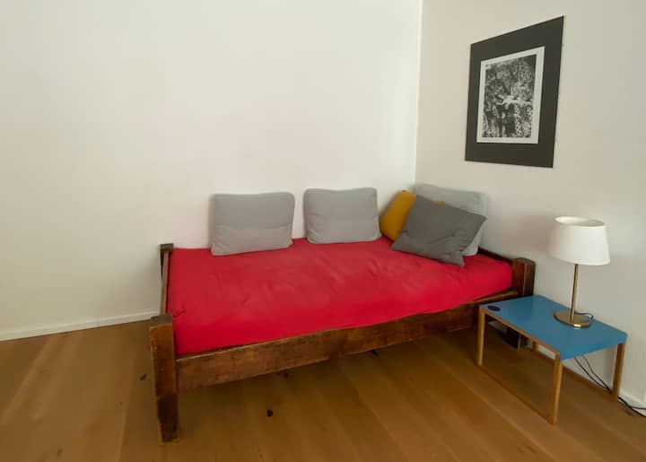 Единечен кревет (широк 150-179 см) во студи