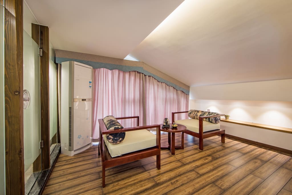 阳光斜屋双床房1