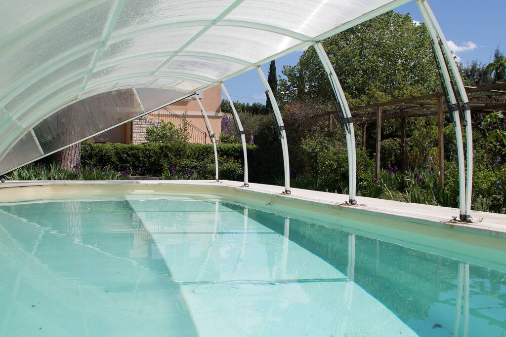 Une piscine couverte à disposition