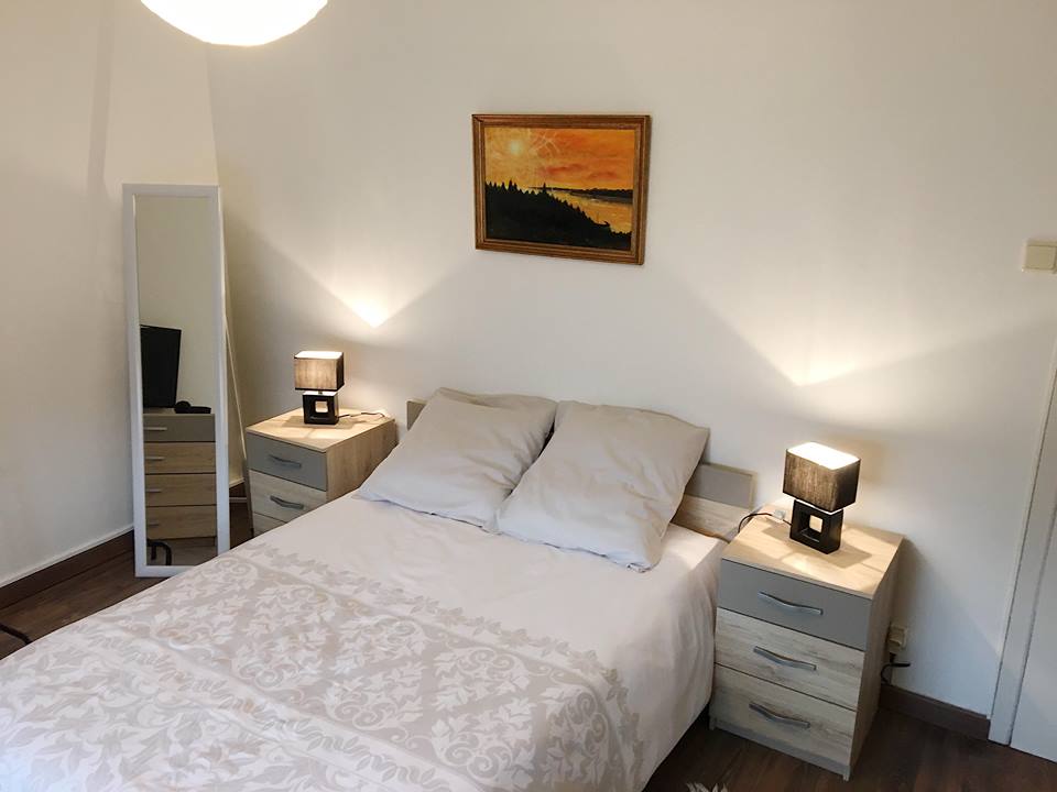 EN: ห้องนอนสำหรับสองคนพร้อมเคเบิลทีวีและเครื่องปรับอากาศ

FR: ห้องนอนสำหรับ 2 คนพร้อมเคเบิลทีวีและเครื่องปรับอากาศ

ES: ห้องพักสำหรับสองคนพร้อมทีวีพร้อมทีวีพร้อมเคเบิลทีวีและเครื่องปรับอากาศ