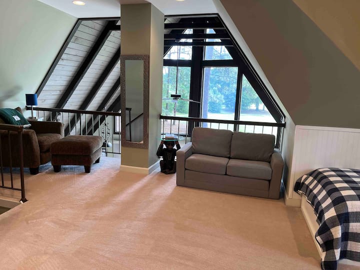 loft area with more great views