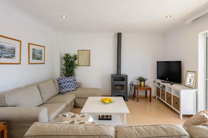 Svijetao i udoban dnevni boravak s mnogo mjesta za sjedenje, idealan za opuštanje nakon plaže ili noćnog izlaska.